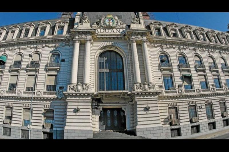 La interna detraacutes de la licencia del director de la Aduana
