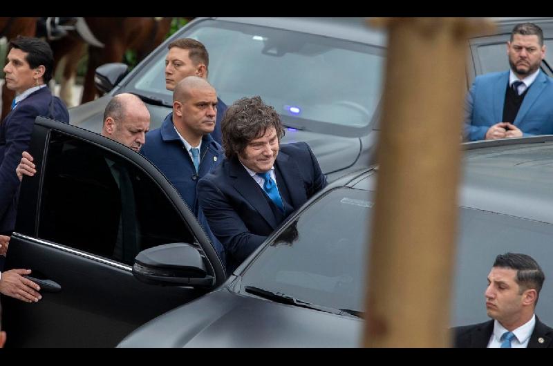 Javier Milei sigue la sesioacuten en Diputados desde Olivos y envioacute una delegacioacuten de funcionarios al Congreso