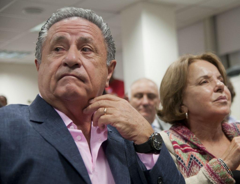 Vacunatorio VIP- citaron a indagatoria a Eduardo y Chiche Duhalde Verbitsky y otras 30 personas