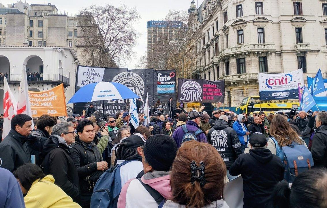 Trabajadores de FATE marcharon a Plaza de Mayo en reclamo de la reapertura de la faacutebrica