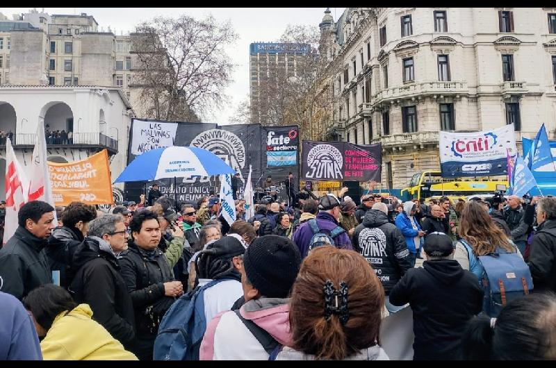 Trabajadores de FATE marcharon a Plaza de Mayo en reclamo de la reapertura de la faacutebrica