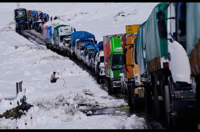 Nevadas y lluvias dejan maacutes de 121000 familias afectadas en Bolivia