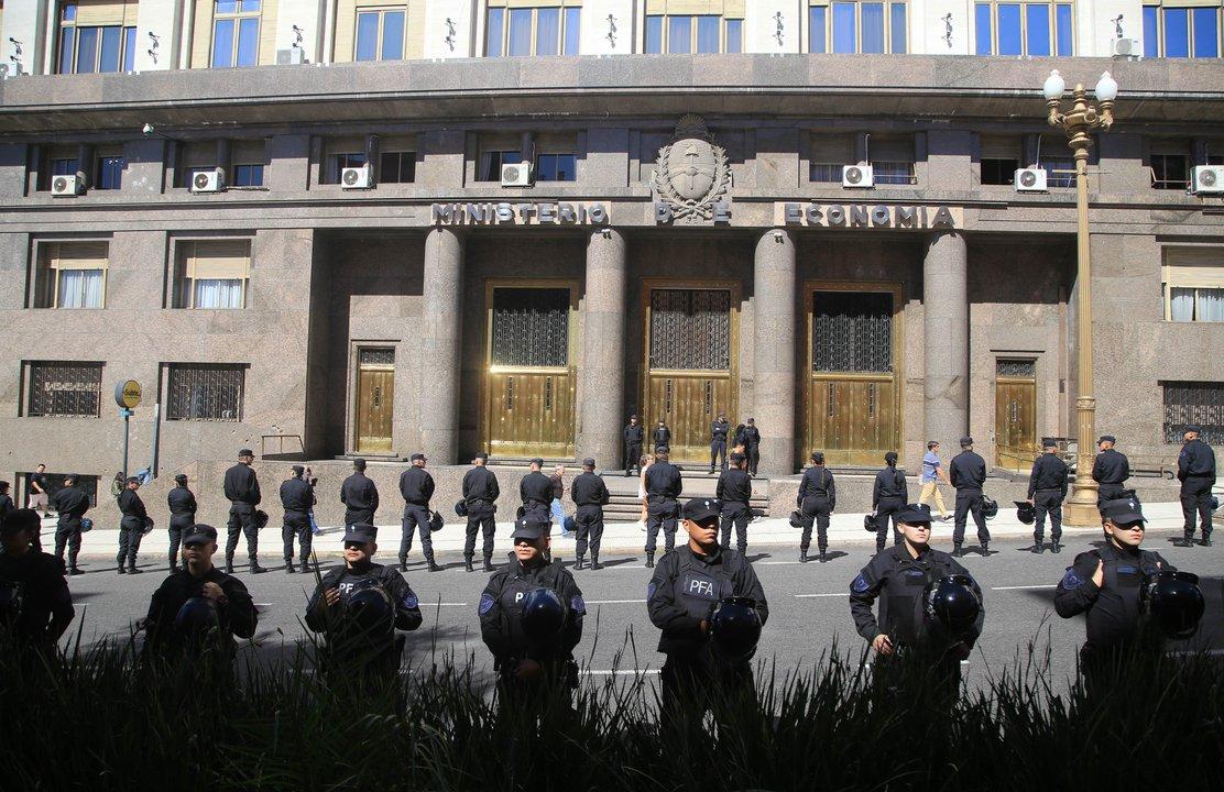 Con un instrumento vinculado al doacutelar el Gobierno no renovoacute todos los vencimientos y soltoacute pesos al mercado