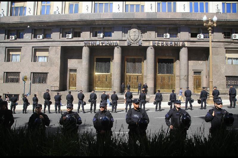 Con un instrumento vinculado al doacutelar el Gobierno no renovoacute todos los vencimientos y soltoacute pesos al mercado
