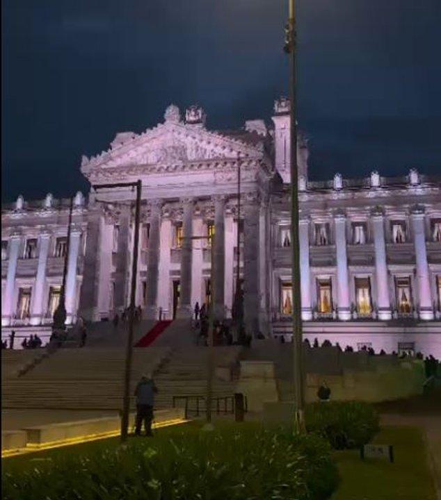 Entre paseos de comida muacutesica y maacutes de setecientos metros de fila- Uruguay despide a Rubeacuten Rada