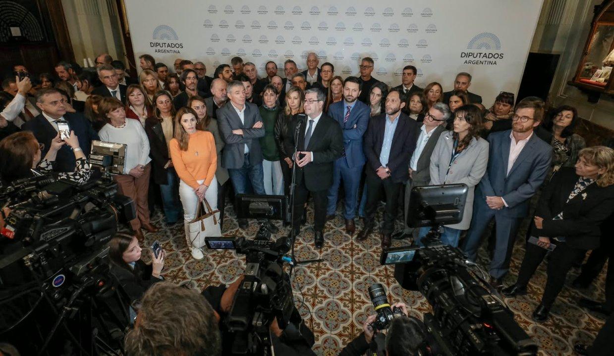 La nueva ldquooposicioacuten unidardquo dio otro paso y pidioacute formalmente la sesioacuten del 9 de septiembre