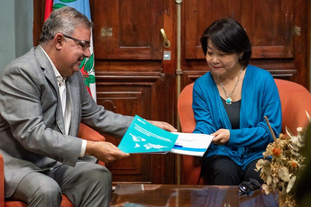 Escaacutendalo de tiacutetulos golpea a Jalil- piden auditar los 17 institutos docentes