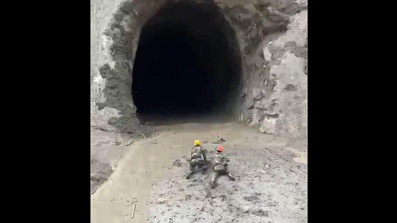 Video- asiacute rescataron a 350 personas atrapadas en un tuacutenel de montantildea en Nepal