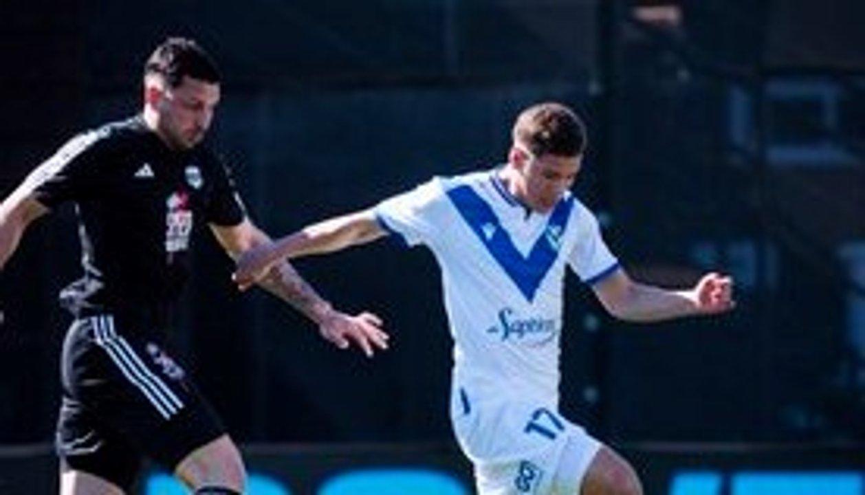 Veacutelez rescatoacute un empate con poleacutemica ante Riestra