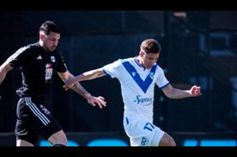 Veacutelez rescatoacute un empate con poleacutemica ante Riestra