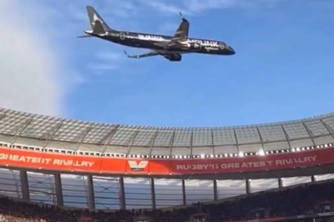 Dos aviones sobrevolaron a metros del estadio en Sudaacutefrica y generaron paacutenico