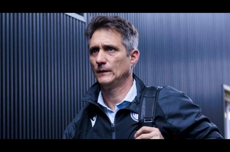 Barros Schelotto indignado pidioacute que dos referiacutes no dirijan nunca maacutes a Veacutelez