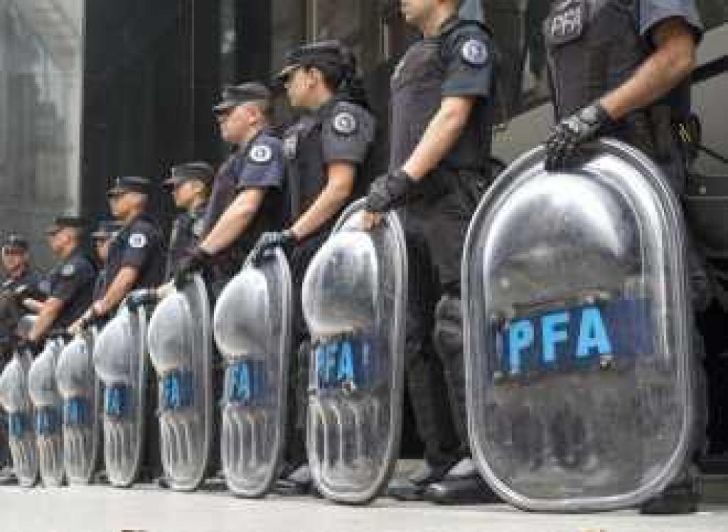 Disponen un aumento del 10 por ciento para Policiacutea Federal pero el 65-en-porciento- del personal seguiraacute bajo la liacutenea de la pobreza