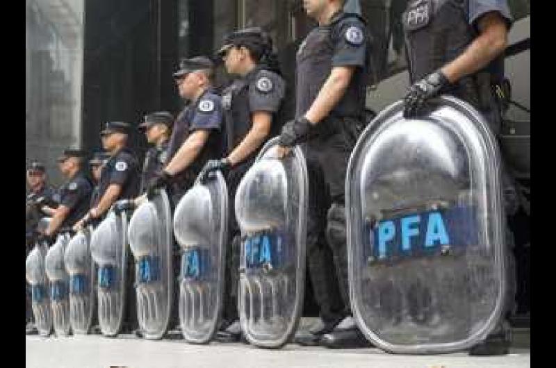 Disponen un aumento del 10 por ciento para Policiacutea Federal pero el 65-en-porciento- del personal seguiraacute bajo la liacutenea de la pobreza