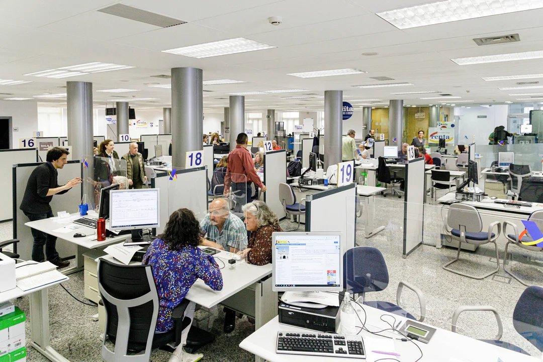 El Gobierno oficializoacute aumentos para estatales y un pago extraordinario de 80000