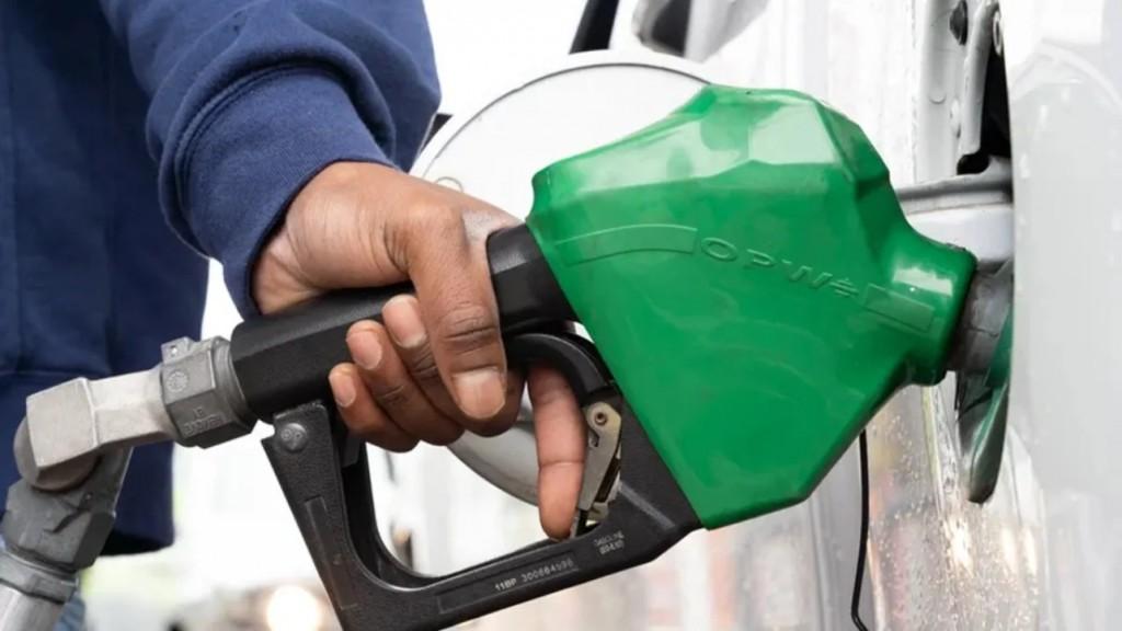 El Gobierno postergoacute hasta octubre otra suba de impuestos a los combustibles