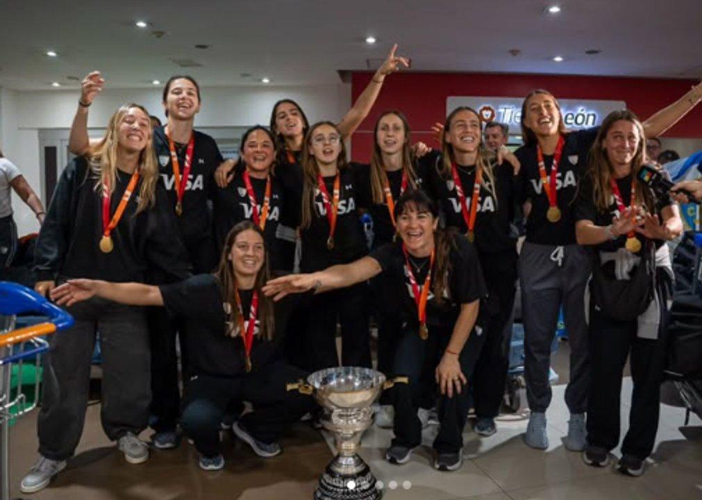 Las Leonas llegaron al paiacutes tras la histoacuterica conquista en el Mundial de hockey