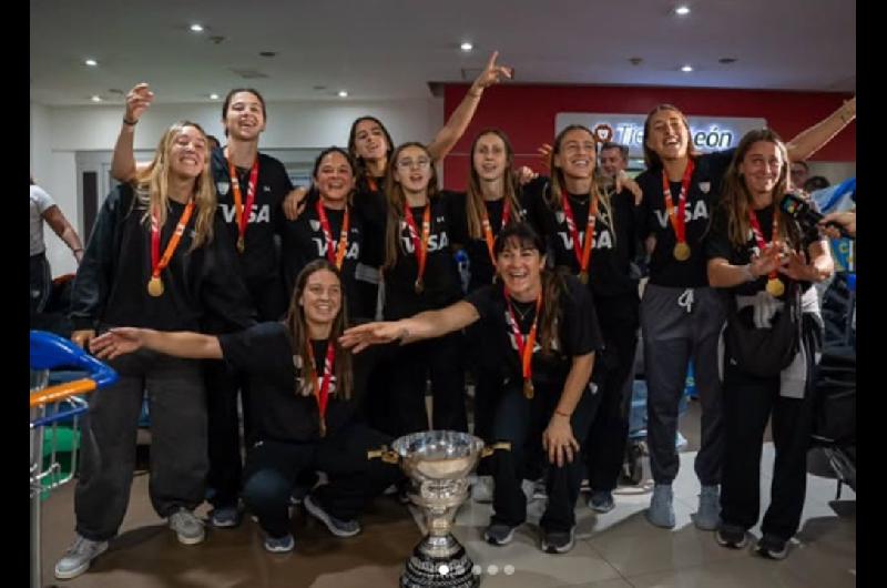Las Leonas llegaron al paiacutes tras la histoacuterica conquista en el Mundial de hockey