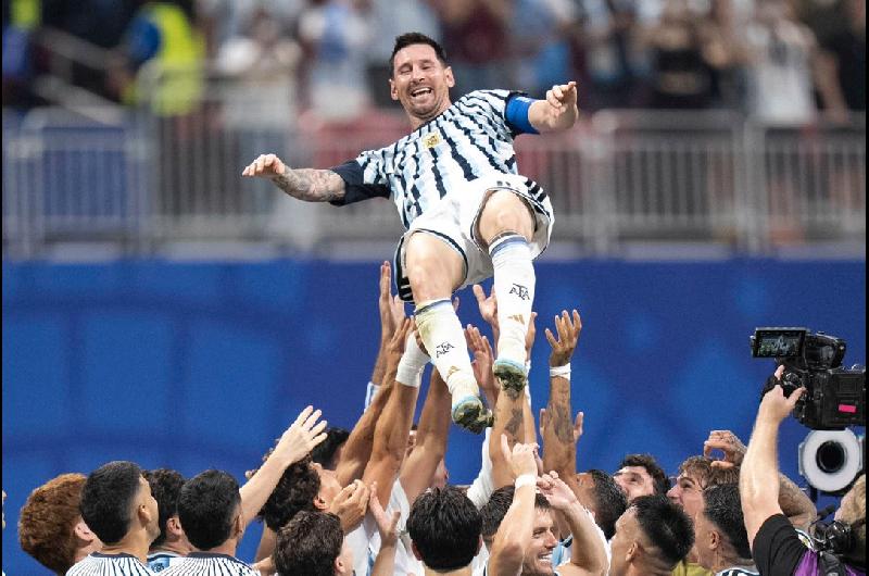 De la frustracioacuten al orgullo y agradecimiento eterno- el contraste entre los dos retiros de Messi en la Seleccioacuten