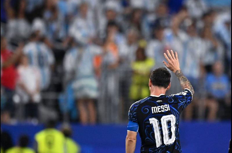 ldquoEternamente gracias capitaacutenrdquo- los mensajes que recibioacute Messi tras anunciar su retiro