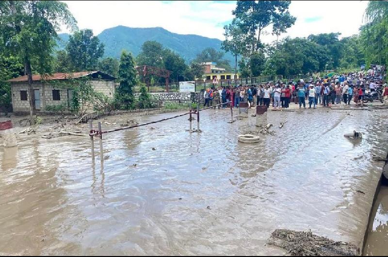 Nepal- las muertes confirmadas superan las 900 mientras maacutes de 4700 personas siguen desaparecidas