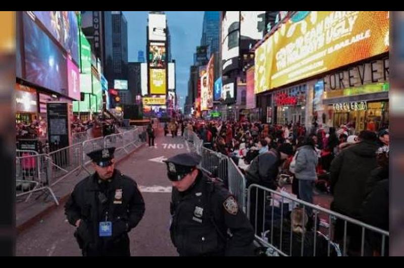 Nueva York- una mujer apuntildealoacute a dos personas cerca de Times Square y fue abatida por la Policiacutea
