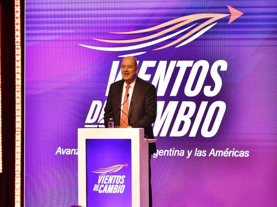 Sturzenegger se quejoacute de que las provincias impulsen leyes de ldquocompre localrdquo