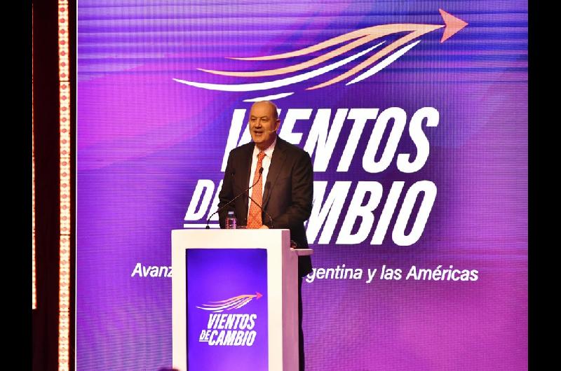 Sturzenegger se quejoacute de que las provincias impulsen leyes de ldquocompre localrdquo