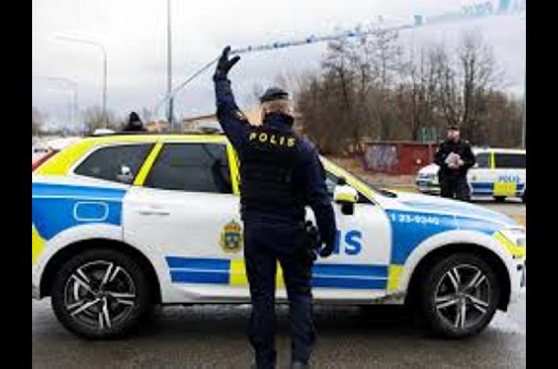Un tiroteo dejoacute un muerto y dos policiacuteas heridos en el este de Paiacuteses Bajos