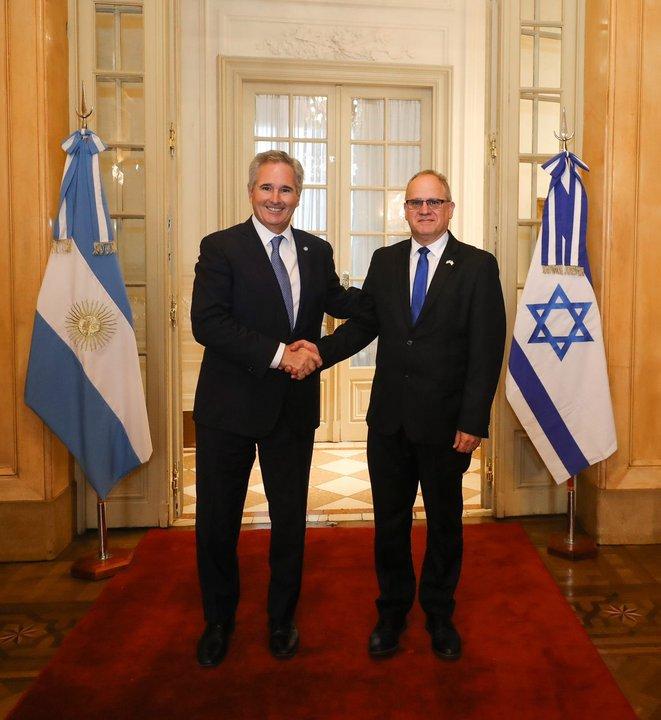 Argentina condecoroacute al embajador de Israel por sus cuatro antildeos de misioacuten diplomaacutetica en Buenos Aires