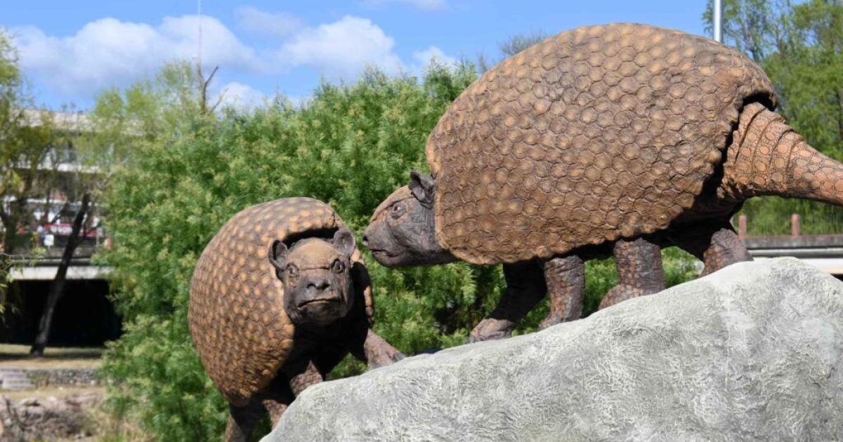Instalaron esculturas de gliptodontes que habitaron la ciudad hace 63 millones de antildeos