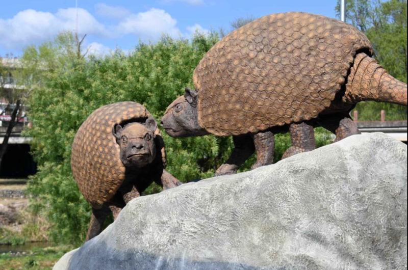 Instalaron esculturas de gliptodontes que habitaron la ciudad hace 63 millones de antildeos