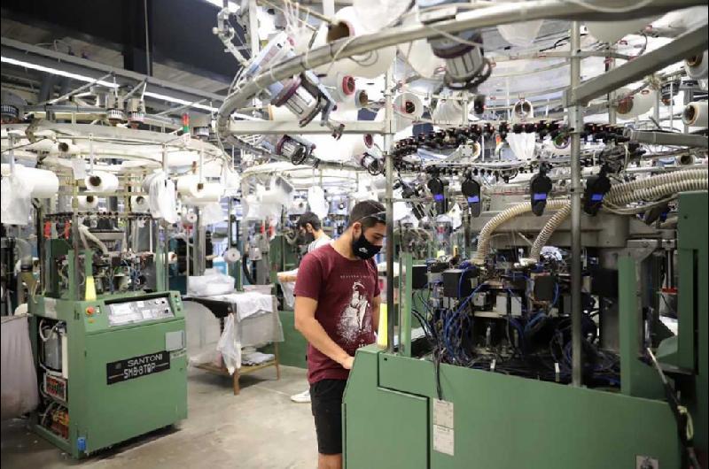 Soacutelo tres provincias tienen maacutes empleo privado que en 2023 y se perdieron 241000 puestos