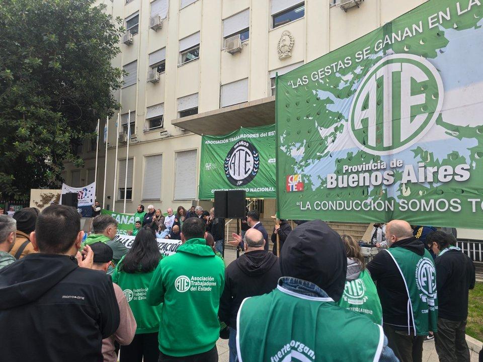 ATE hizo una protesta en la puerta de Fabricaciones Militares en rechazo al ldquointento de privatizacioacutenrdquo
