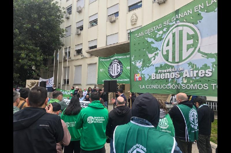 ATE hizo una protesta en la puerta de Fabricaciones Militares en rechazo al ldquointento de privatizacioacutenrdquo