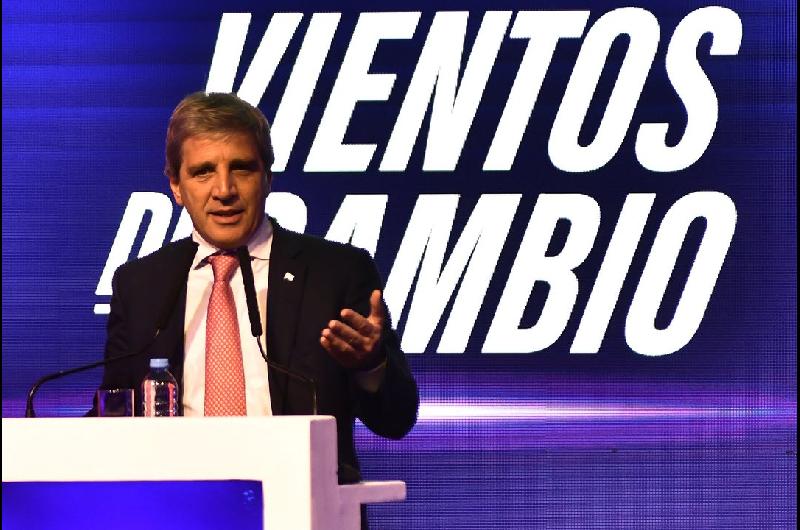 Luis Caputo acusoacute a los industriales de vender bienes caros y de menor calidad a los argentinos