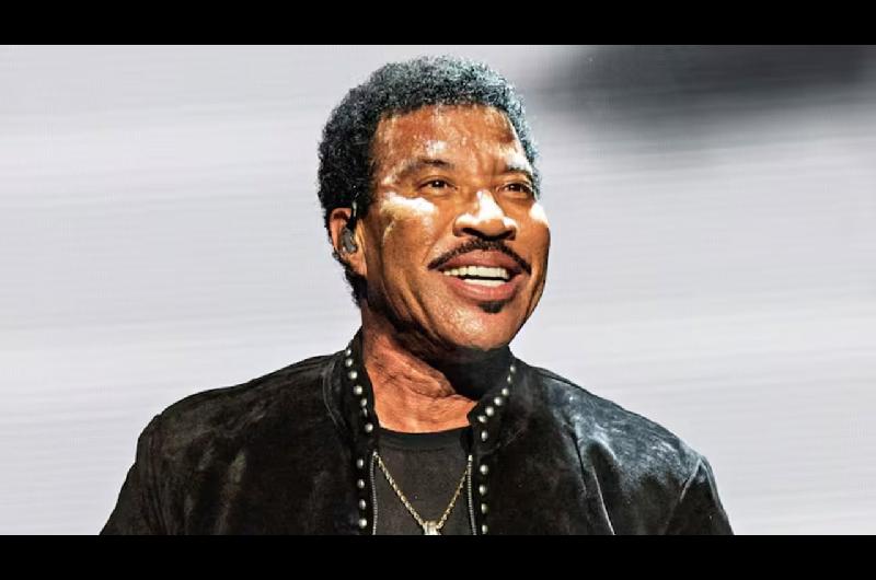 Lionel Richie fue dado de alta luego de haber sido internado por pruebas cardiacuteacas tras marearse en un show