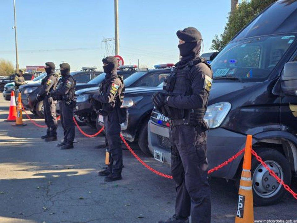 El operativo de Boca ndash Veacutelez secuestroacute estupefacientes en colectivos de hinchas