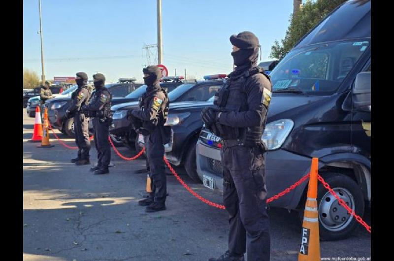El operativo de Boca ndash Veacutelez secuestroacute estupefacientes en colectivos de hinchas