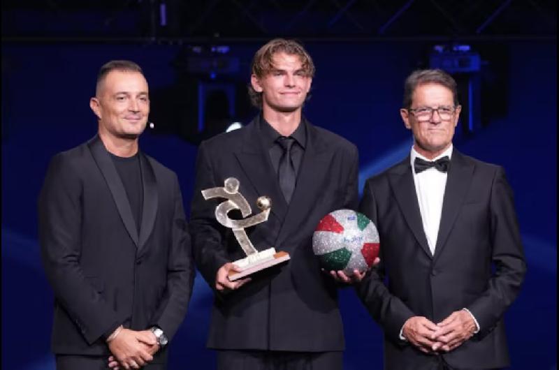Nico Paz fue elegido como el mejor jugador joven de la temporada en la Serie A de Italia
