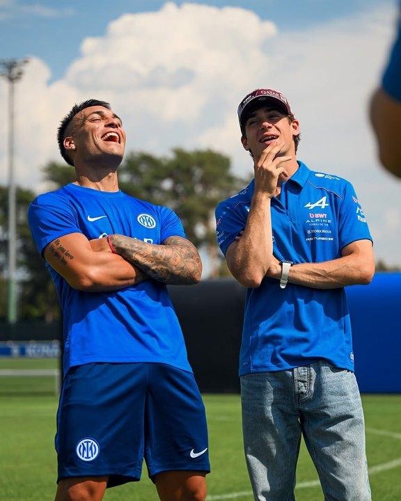 Franco Colapinto y Lautaro Martiacutenez protagonizaron un divertido cruce en italia
