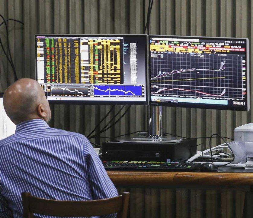 Las acciones argentinas retrocedieron pese al rebote de Wall Street y el riesgo paiacutes bajoacute a 493