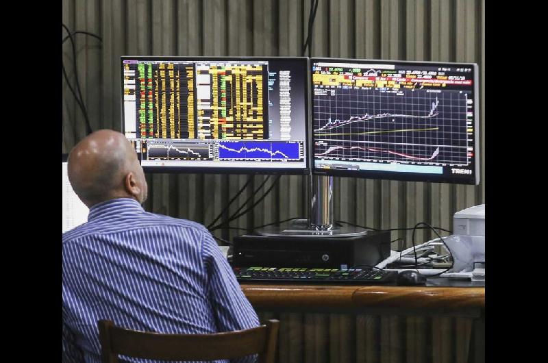 Las acciones argentinas retrocedieron pese al rebote de Wall Street y el riesgo paiacutes bajoacute a 493