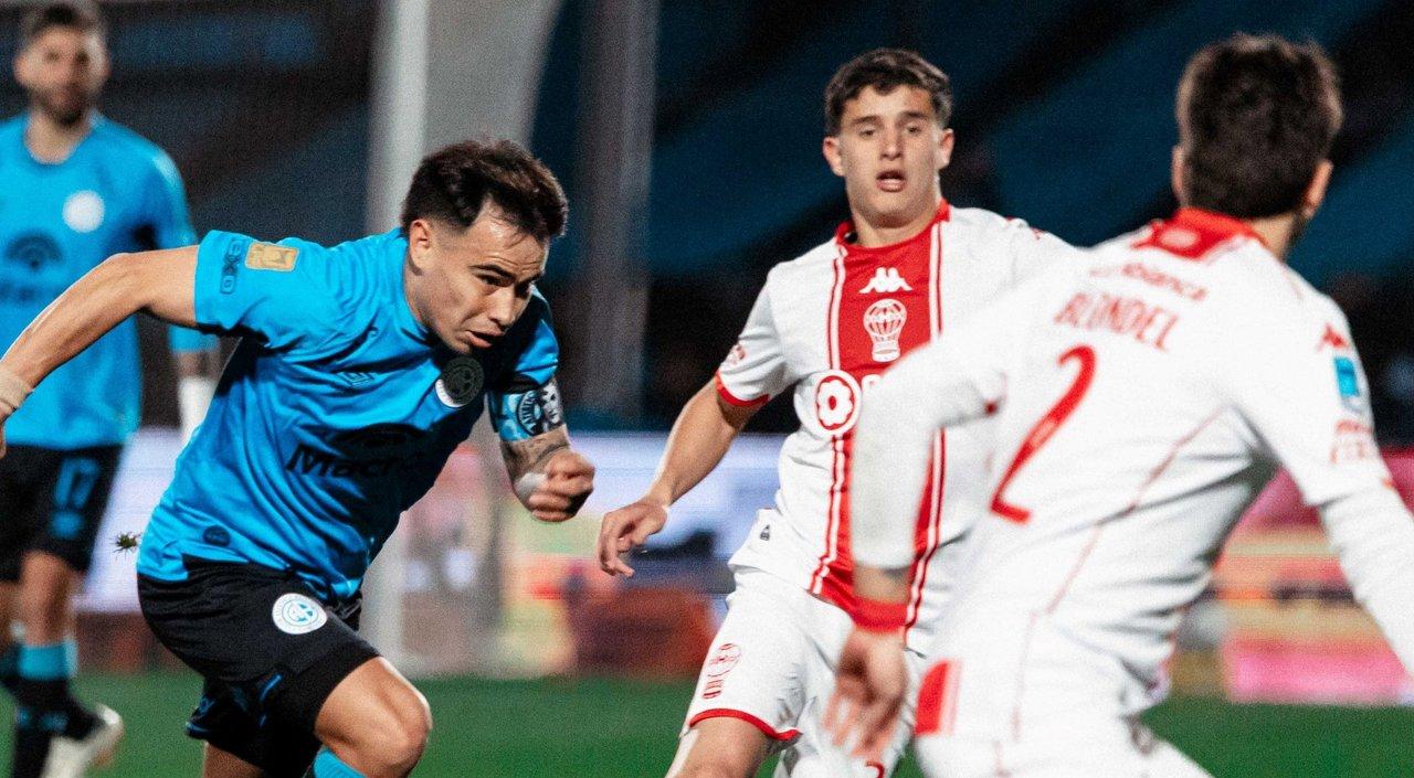 Belgrano y Huracaacuten empataron en un partido con varias poleacutemicas