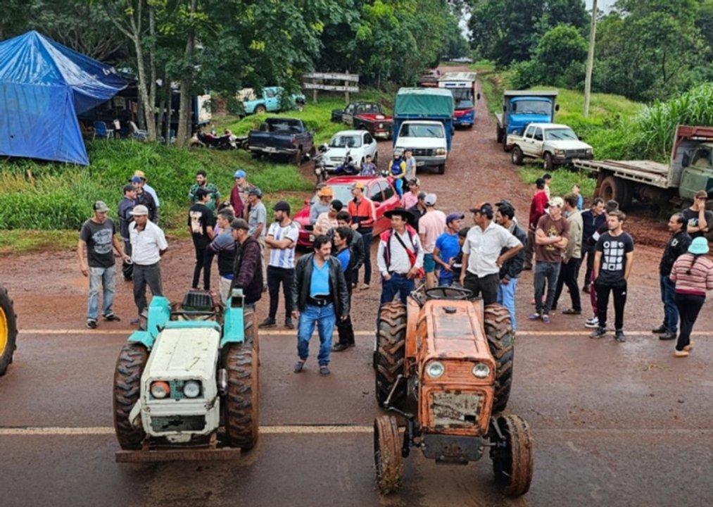Yerbateros misioneros protestaron durante la visita de Milei