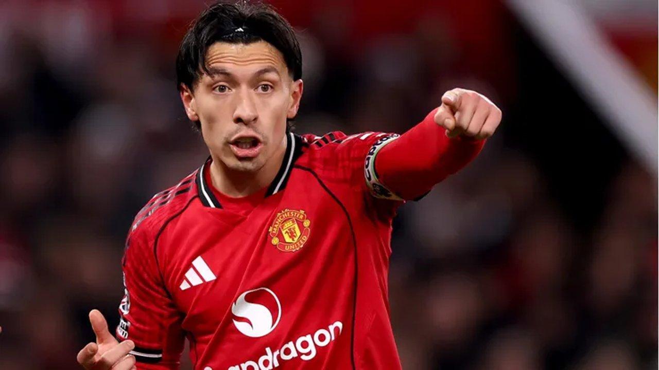 Con Lisandro Martiacutenez como titular el Manchester United igualoacute en su visita al Everton