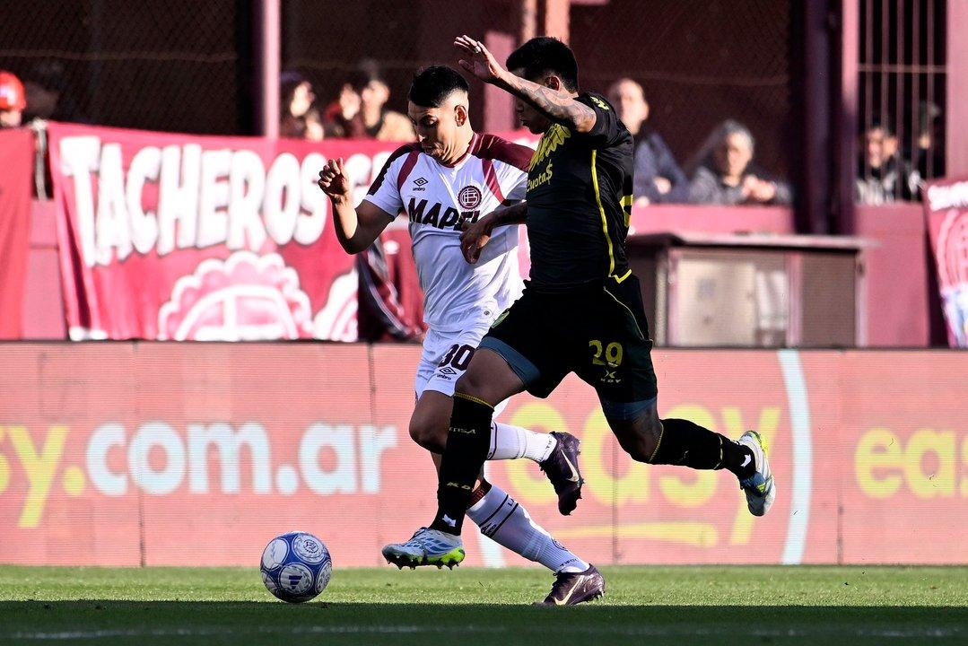Lanuacutes le ganoacute a Defensa sobre la hora y se acerca a los playoffs del Torneo Clausura 2026