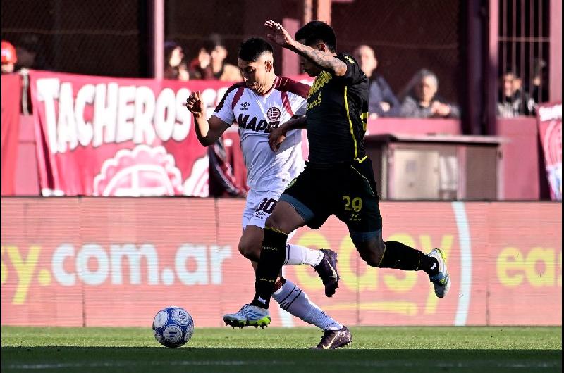 Lanuacutes le ganoacute a Defensa sobre la hora y se acerca a los playoffs del Torneo Clausura 2026
