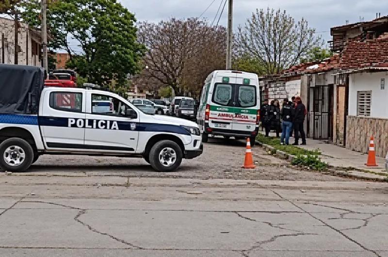 Investigan muertes de un hombre y una mujer en vivienda de Malvinas