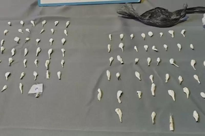 Secuestran maacutes de 1 kilo de marihuana y 55 dosis de cocaiacutena